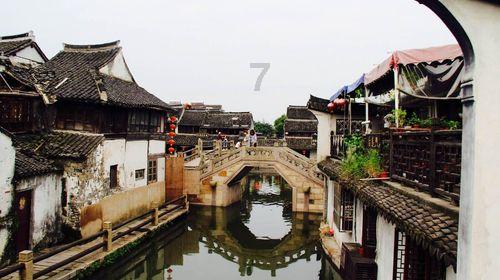 镂空针织套衫，设计巧妙地为女性增添了一抹神秘的面纱